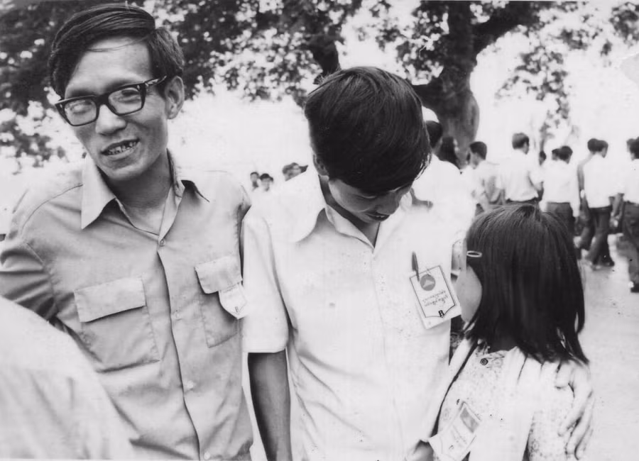 Nhà báo Lê Sơn (trái) và nhà báo Trần Mai Hưởng tại Phnom Penh (1980).