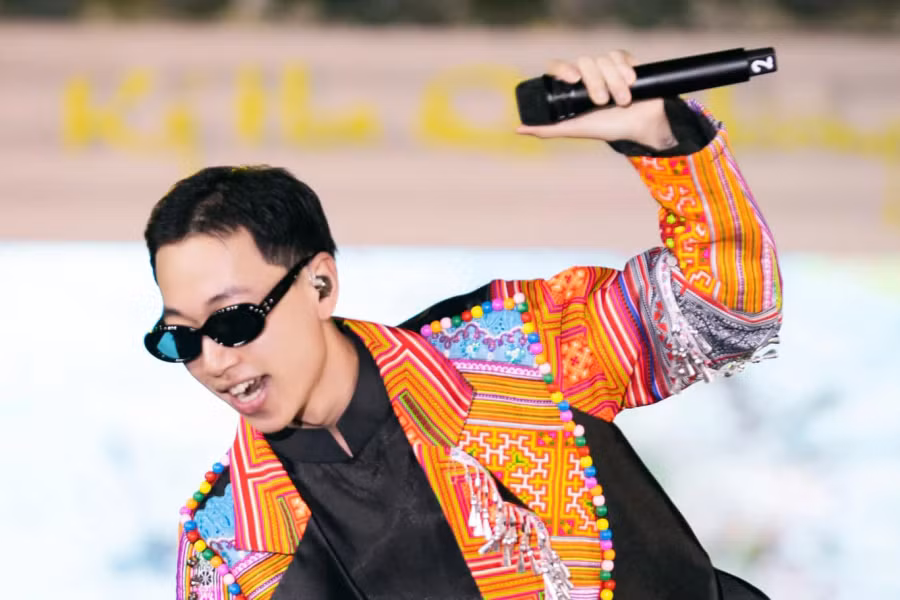 Dù chỉ mới được biết đến thông qua chương trình Rap Việt mùa 3 nhưng Double2T đã được nhiều người yêu mến nhờ bản hit À lôi. Đây cũng là ca khúc nằm trong Top 10 ca khúc xuất sắc năm của Best Of 2023