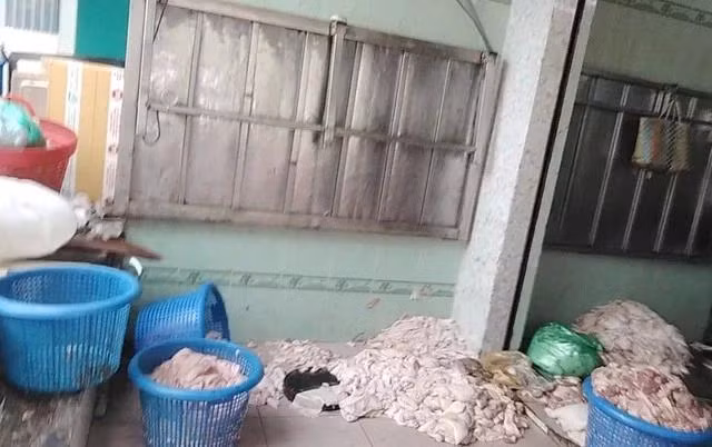 Da, mỡ heo chất đống dưới sàn tại cơ sở chế biến bì heo của ông N. Da, mỡ heo chất đống dưới sàn tại cơ sở chế biến bì heo của ông N.