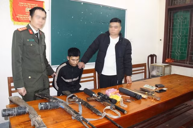 Kim Văn Huy cùng "kho" vũ khí tại cơ quan công an. Ảnh: Công an cung cấp