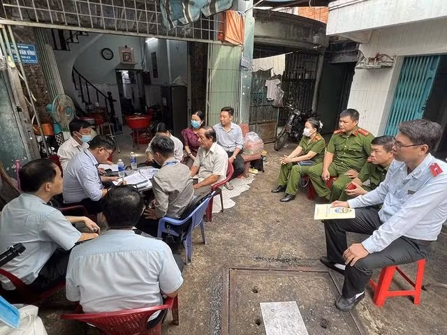 Đoàn kiểm tra liên ngành làm việc với hộ kinh doanh da bì heo H.V.V Đoàn kiểm tra liên ngành làm việc với hộ kinh doanh da bì heo H.V.V