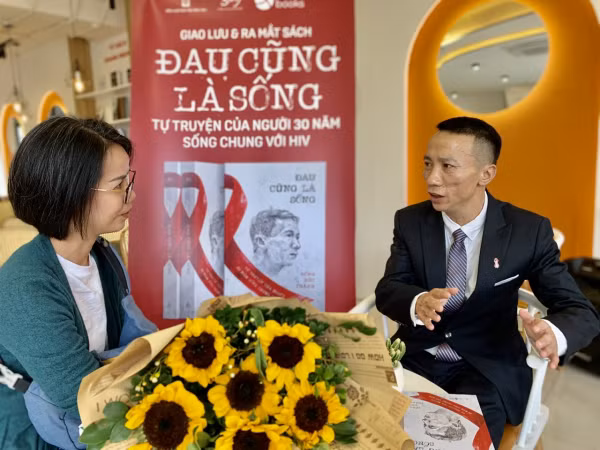 Anh Đồng Đức Thành tại buổi ra mắt cuốn sách “Đau cũng là sống”.