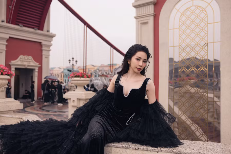 Diễn viên Quỳnh Nga quyến rũ trong mẫu váy khoét sâu ngực tôn xương quai xanh, phối cùng áo choàng dài. Thời gian qua, người đẹp nhận được sự quan tâm khi tham gia show Chị đẹp đạp gió rẽ sóng
