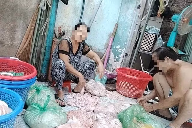 Da mỡ heo được chế biến trực tiếp dưới sàn nhà