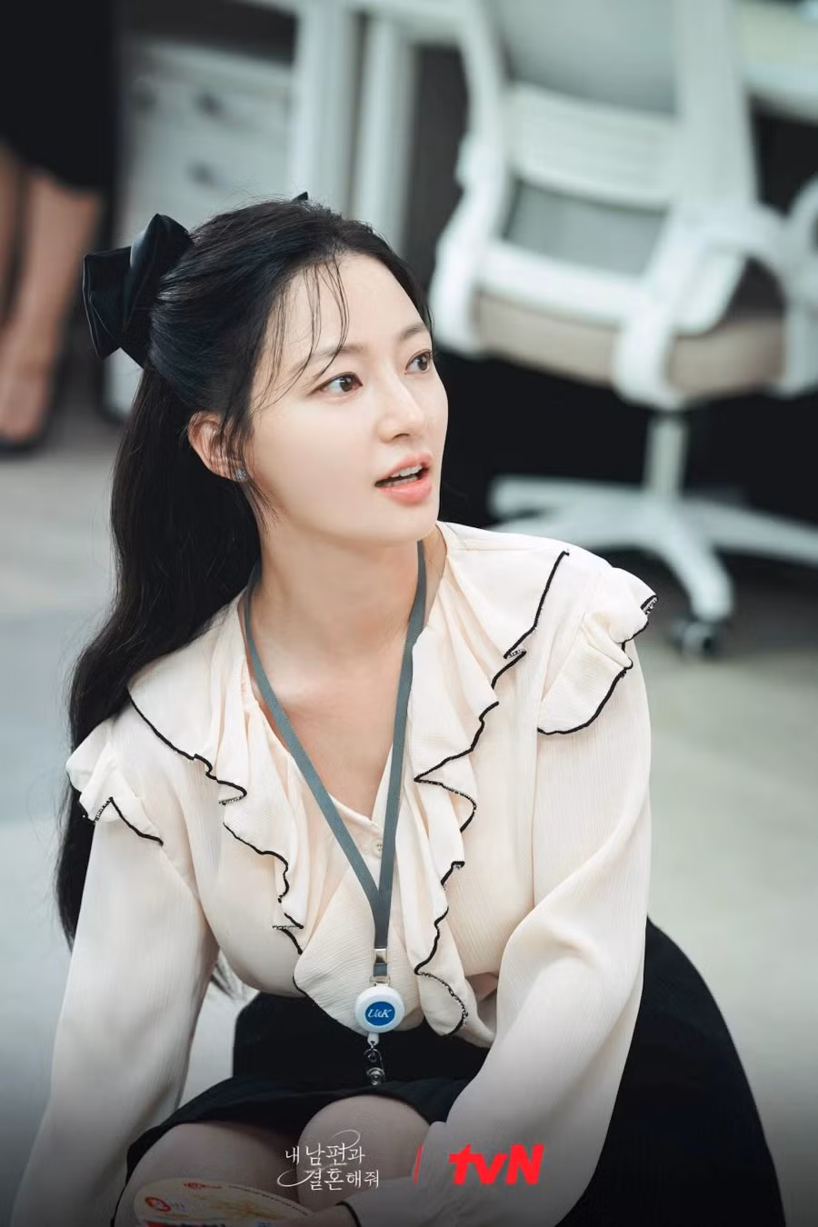 Song song với diễn xuất, Song Ha Yoon còn dành thời gian và công sức đầu tư về tạo hình cho Jung Soo Min. Cô chủ động thảo luận với nhân viên đoàn làm phim để chọn ra kiểu tóc, lối trang điểm và phong cách quần áo phù hợp với tính cách của "trà xanh" này