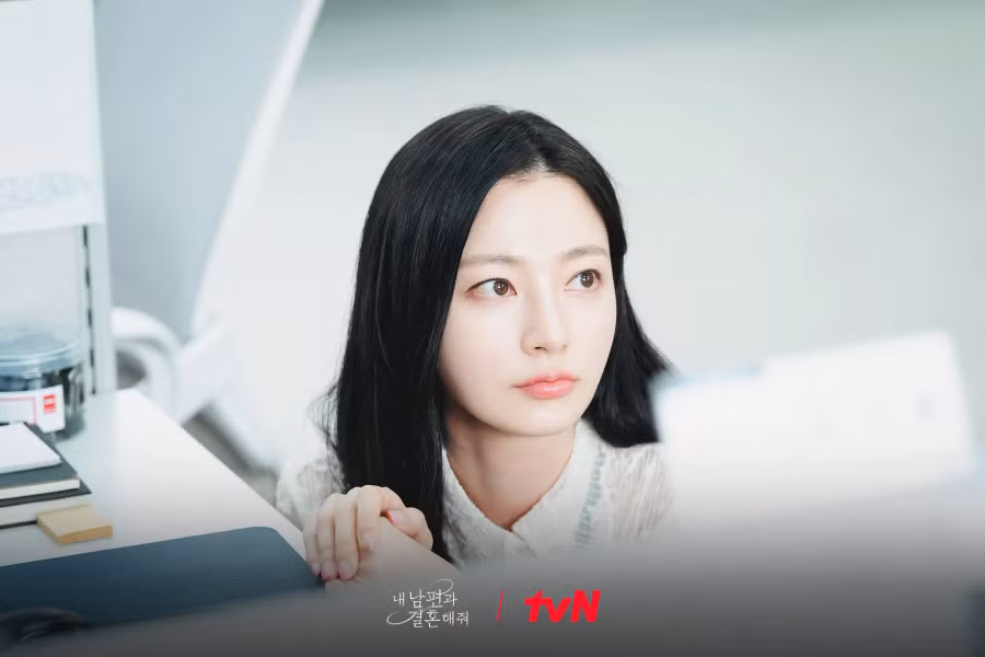 Độ hot của Cô đi mà lấy chồng tôi (Marry My Husband) giúp dàn sao Hàn trong phim nhận được nhiều sự quan tâm. Ngoài cặp đôi trai tài gái sắc Na In Woo - Park Min Young và "nam thần hài hước" Lee Yi Kyung, thì Song Ha Yoon với vai "trà xanh" Jung Soo Min cũng nổi bật không kém