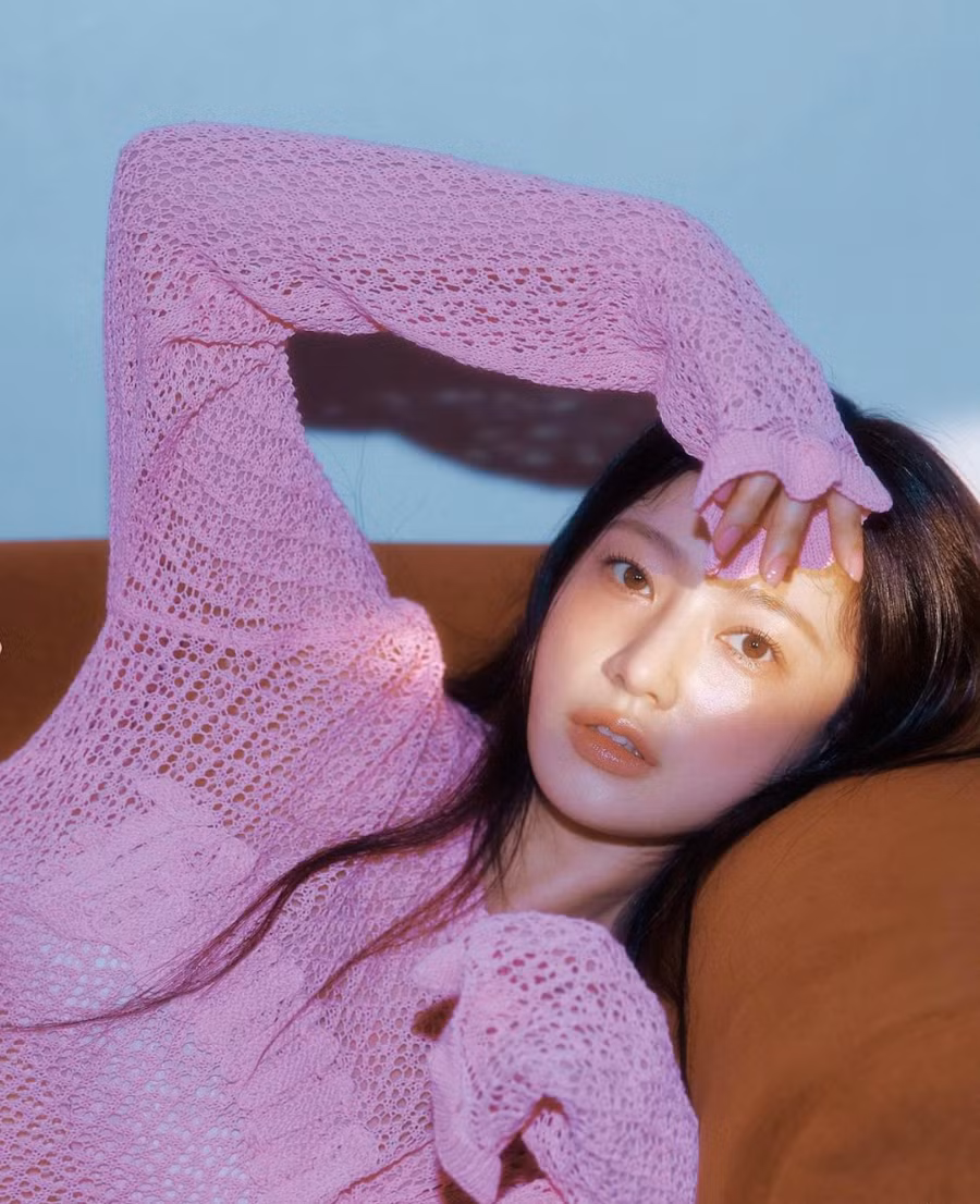Sinh năm 1986, Song Ha Yoon tên thật là Kim Mi Seon, từng lấy nghệ danh là Kim Byul. Cô ra mắt vào năm 2003 qua phim truyền hình Sang Doo Let's go to School, hiện trực thuộc công ty King Kong by Starship