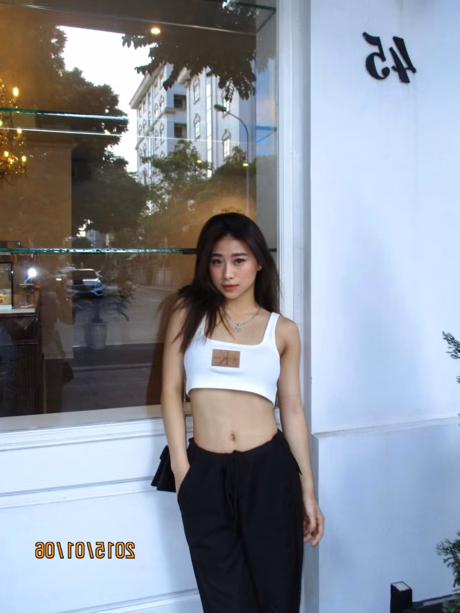 Như Phương không bó mình trong bất cứ phong cách nào mà chưng diện táo bạo với các bộ cánh phóng khoáng và tự do. Có lúc người đẹp trông rất năng động, trẻ trung, nhưng có khi lại vô cùng xinh đẹp, quyến rũ