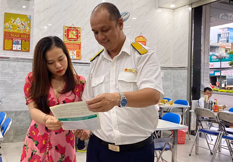 Điện tử hoá công tác quản lý thuế tạo điều kiện thuận lợi cho hộ kinh doanh và cơ quan Thuế. Ảnh: S.C