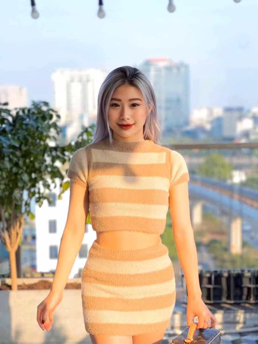 Khác với hình ảnh nghiêm túc khi tham gia tập luyện và thi đấu, nữ vận động viên gốc Hà thành thu hút dân mạng bởi phong cách thời trang trẻ trung, phóng khoáng