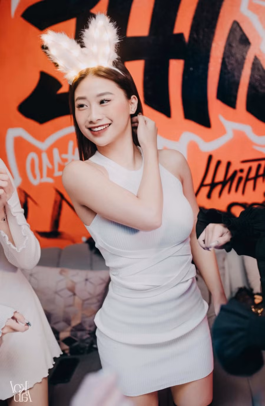 Những mẫu váy ngắn bó sát, cắt xẻ được Như Phương chọn khi tham dự những buổi tiệc cùng bạn bè