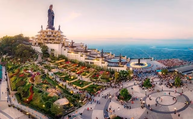 Núi Bà Đen (Tây Ninh) là một trong những điểm nhấn du xuân cầu an ấn tượng cho du khách dịp Tết Nguyên đán này Núi Bà Đen (Tây Ninh) là một trong những điểm nhấn du xuân cầu an ấn tượng cho du khách dịp Tết Nguyên đán này