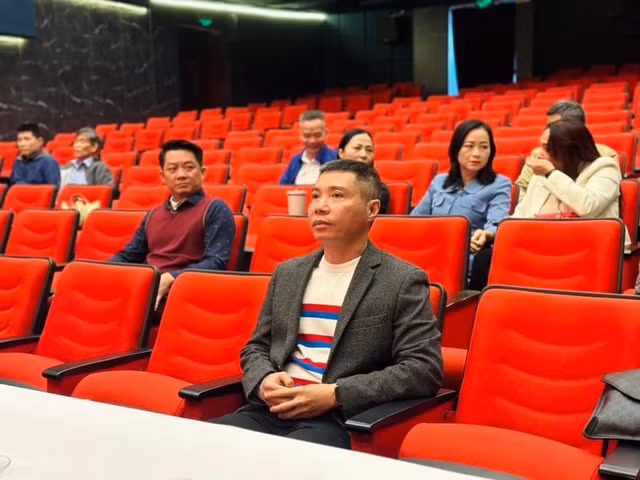 Hình ảnh NSND Công Lý trên khán đài sân khấu