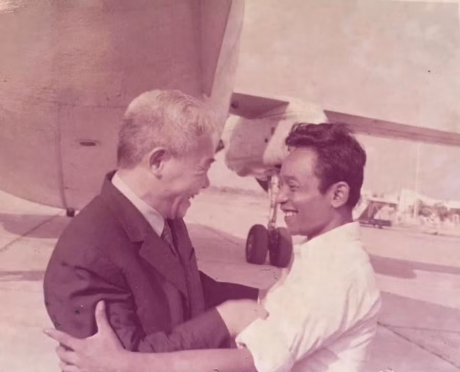 Tổng Giám đốc TTXVN Đào Tùng và Tổng Giám đốc SPK Chey Saphon (Phnom Penh, 1979). Tổng Giám đốc TTXVN Đào Tùng và Tổng Giám đốc SPK Chey Saphon (Phnom Penh, 1979).