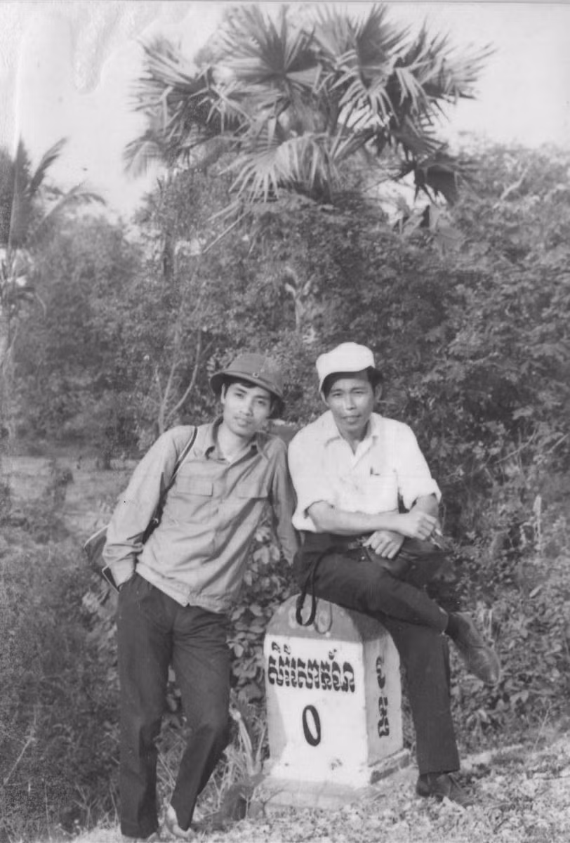 Nhà báo Đỗ Quảng, phóng viên báo Nhân Dân (phải) và nhà báo Trần Mai Hưởng tại Sisophon (1980).