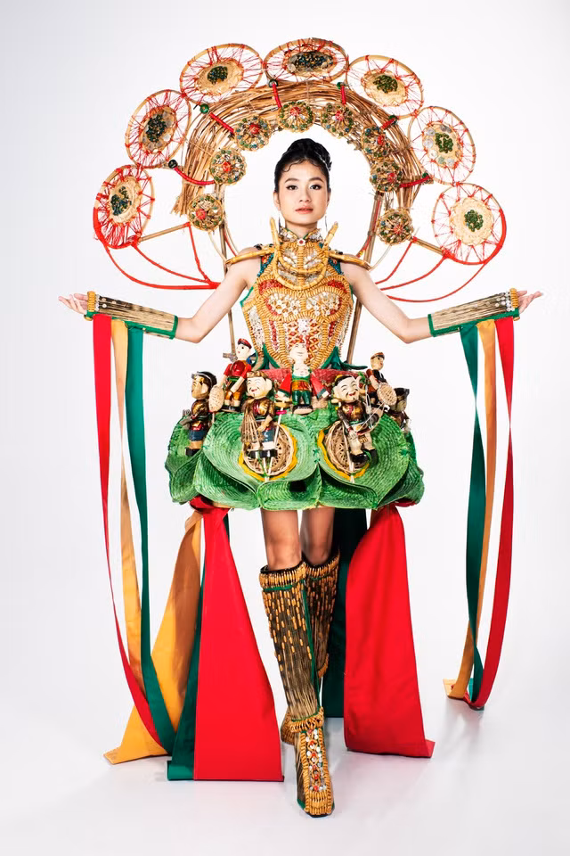 Hoa hậu cho biết, Hồn nước là trang phục môi trường chính thức mà cô sẽ trình diễn tại cuộc thi Hoa hậu Môi trường Thế giới 2023. Đây là phần trình diễn quan trọng nhất cuộc thi. Do đó, cô và ê kíp nhà thiết kế Nguyễn Hữu Bình dành nhiều tâm huyết để hoàn thiện tác phẩm này. Ảnh: NVCC