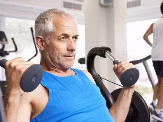 Nâng tạ không chỉ giúp tăng cường sức mạnh cơ bắp mà còn giúp các hoạt động thường ngày của người trên 50 tuổi trở nên dễ dàng hơn. Ảnh: Shutterstock