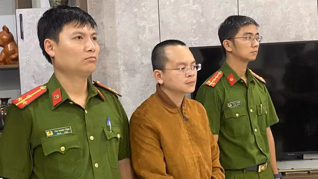 Khám xét khẩn cấp nơi ở của Hoàng Quang Huy, tạm giữ nhiều tài liệu, chứng cứ và hơn 50 triệu đồng. Ảnh: Nguyễn Tú