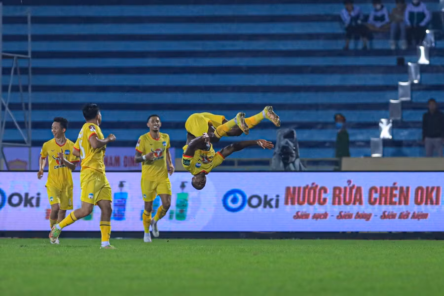Brandao ghi bàn vào cuối trận giúp Hoàng Anh Gia Lai cầm hòa Nam Định 2-2. Ảnh: Minh Dân