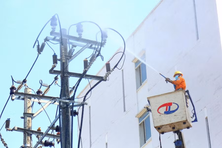 Điện lực Pleiku ứng dụng công nghệ vệ sinh sứ hotline không cắt điện nhằm đảm bảo cấp điện liên tục. Ảnh: Hà Duy