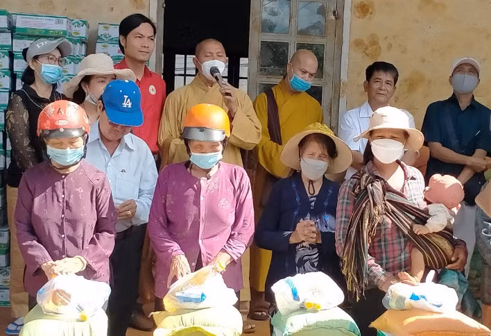 Đoàn công tác tặng quà cho đồng bào dân tộc thiểu số nghèo, có hoàn cảnh khó khăn xã AlBá, huyện Chư Sê. Ảnh: Hồng Ngọc