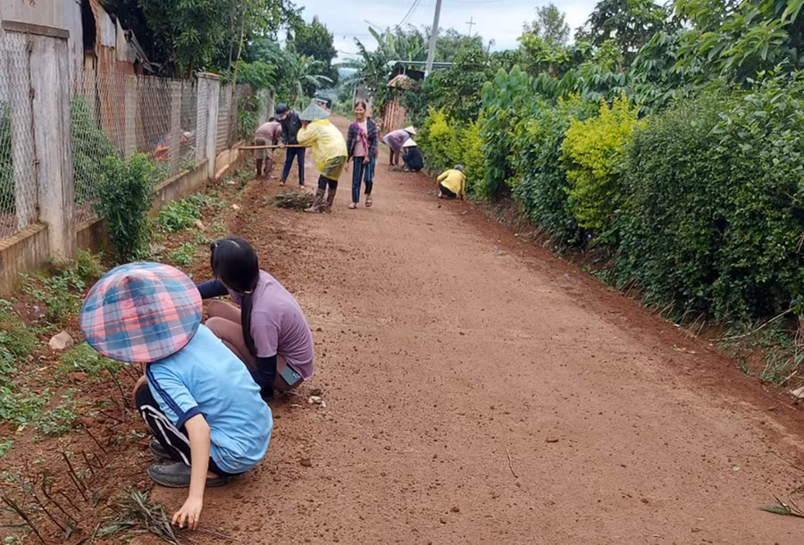 Người dân làng Bong Phrâo trồng hoa hai bên đường để tạo cảnh quang xanh-sạch đẹp. Ảnh: Phạm Ngọc