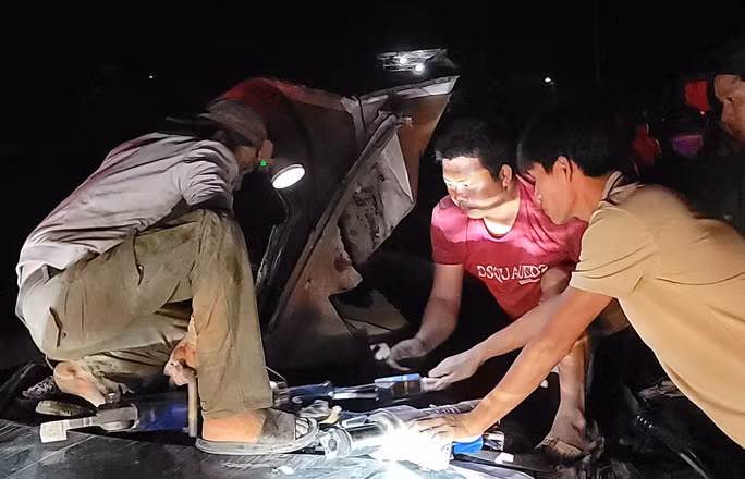 Lực lượng cứu hộ phải cắt khung xe mới đưa được thi thể 2 cha con xấu số ra ngoài Lực lượng cứu hộ phải cắt khung xe mới đưa được thi thể 2 cha con xấu số ra ngoài