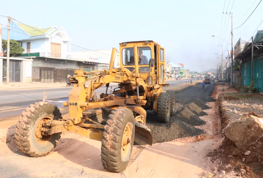 Đơn vị thi công đẩy nhanh tiến độ thực hiện dự án nâng cấp, mở rộng tuyến đường Lê Đại Hành. Ảnh: Nguyễn Quang