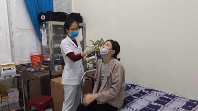 Xét nghiệm Covid-19 cho người dân. Ảnh: Thiên Ân