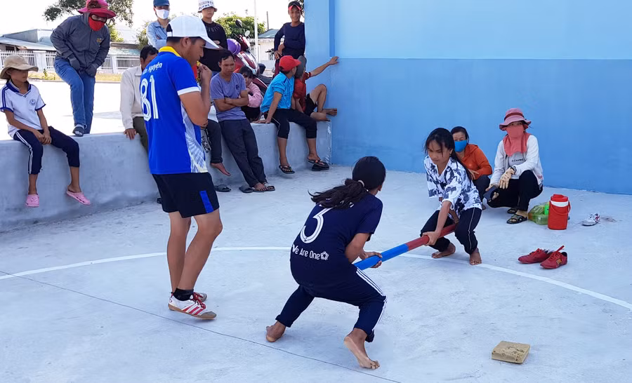 Đẩy gậy là môn thể thao thế mạnh của xã Uar. Ảnh: Văn Ngọc