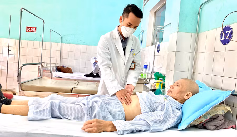Bác sĩ Bệnh viện Đa khoa tỉnh thăm khám cho bệnh nhân. Ảnh: Mộc Trà