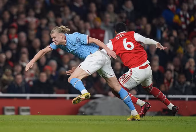 Arsenal may mắn thoát phạt đền sau tình huống phạm lỗi của Gabriel