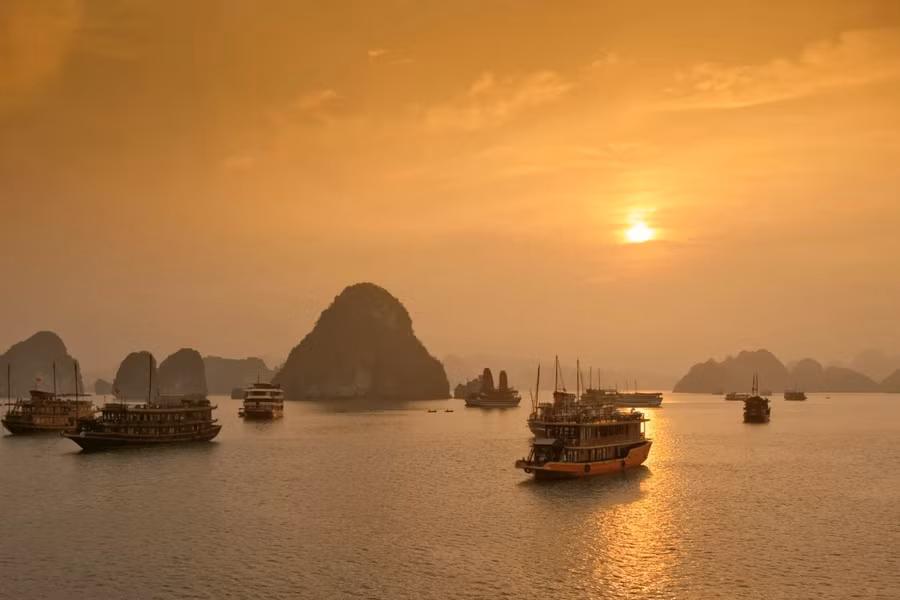 Cảnh hoàng hôn trên biển ở vịnh Hạ Long. Ảnh: Andrew Linscott/Getty Images