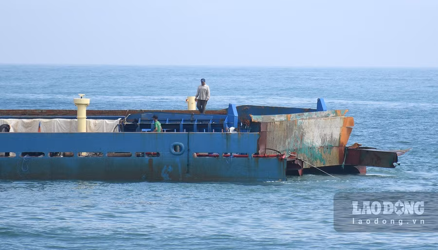 Thân tàu đứt rời, ngập trong nước biển. Ảnh: Ngọc Viên