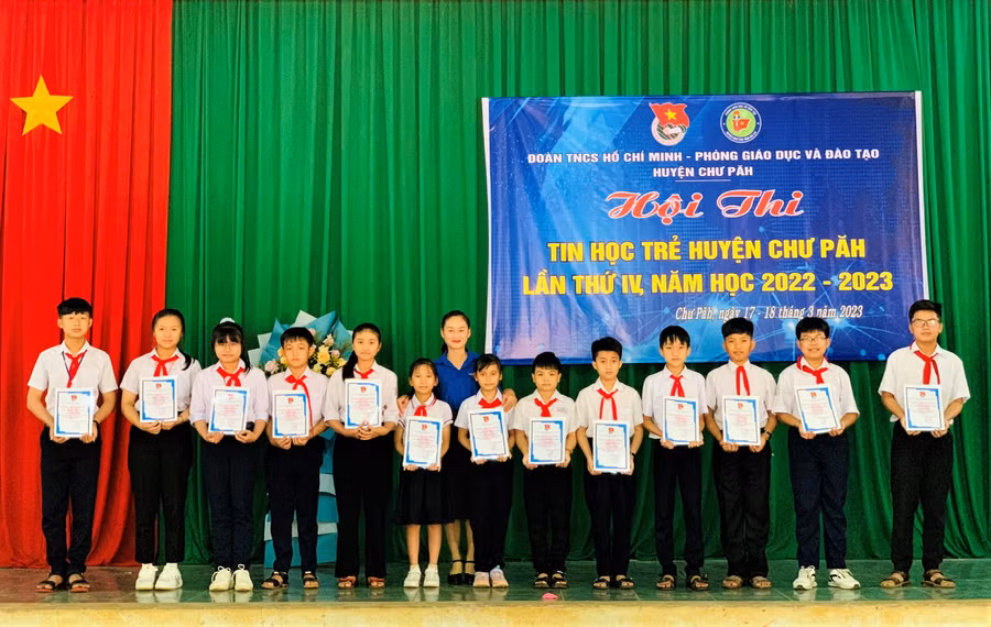 Ban tổ chức trao giấy chứng nhận cho các thí sinh tham gia hội thi. Ảnh: Hà Đức Thành