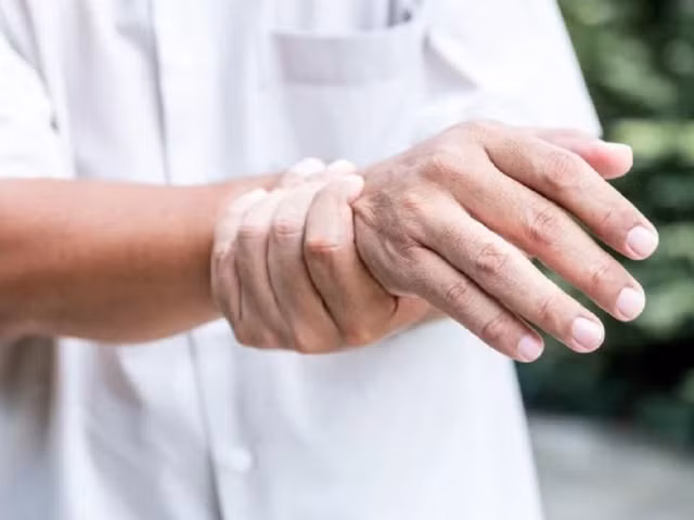 Tổn thương dây thần kinh ở bệnh nhân tiểu đường có thể gây tê ngứa bàn tay, bàn chân. Ảnh: SHUTTERSTOCK