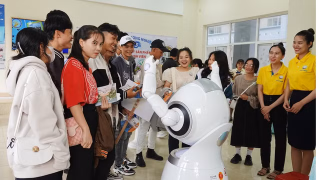 Các học sinh tham quan gian hàng của một doanh nghiệp tại Ngày hội hướng nghiệp năm 2023 tại Trường ĐH Quang Trung. Ảnh: Hoàng Trọng