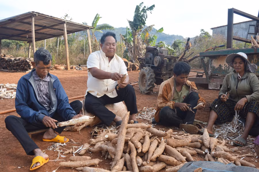 Tranh thủ mọi lúc mọi nơi, ông Rah Lan Mrơp (thứ 2 từ trái sang) tuyên truyền, vận động dân làng tập trung lao động sản xuất, chung tay xây dựng nông thôn mới. Ảnh: Phương Dung Tranh thủ mọi lúc mọi nơi, ông Rah Lan Mrơp (thứ 2 từ trái sang) tuyên truyền, vận động dân làng tập trung lao động sản xuất, chung tay xây dựng nông thôn mới. Ảnh: Phương Dung