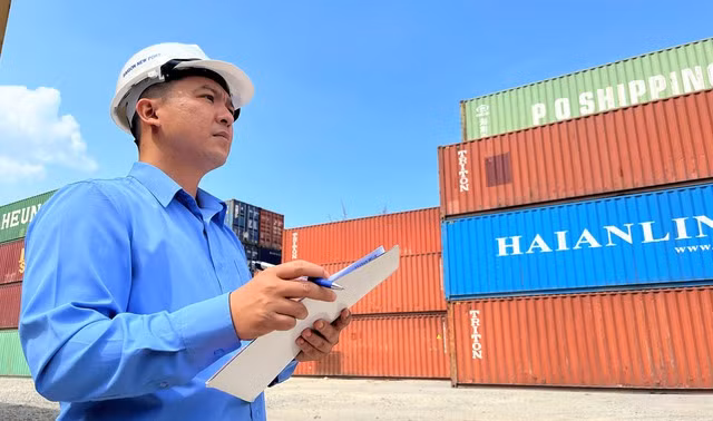 Vũ Xuân Khoa là con trai út của Anh hùng - liệt sĩ Vũ Phi Trừ, hiện là phó trưởng phòng Kinh doanh, thuộc Trung tâm dịch vụ logistics Tân Cảng. Ảnh: Mai Thanh Hải