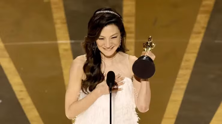Dương Tử Quỳnh làm nên lịch sử cho điện ảnh Châu Á tại Oscar. Ảnh: CNBC Dương Tử Quỳnh làm nên lịch sử cho điện ảnh Châu Á tại Oscar. Ảnh: CNBC