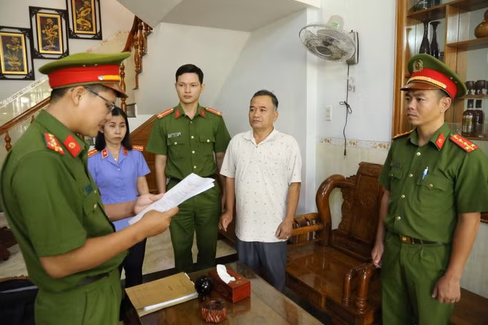 Công an đọc quyết định khởi tố ông Lê Tự Trị.