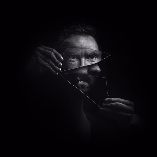 Mirror, André Boto (Bồ Đào Nha), huy chương vàng FIAP, đề tài tự do cho ảnh đơn sắc. Ảnh: BTC cung cấp
