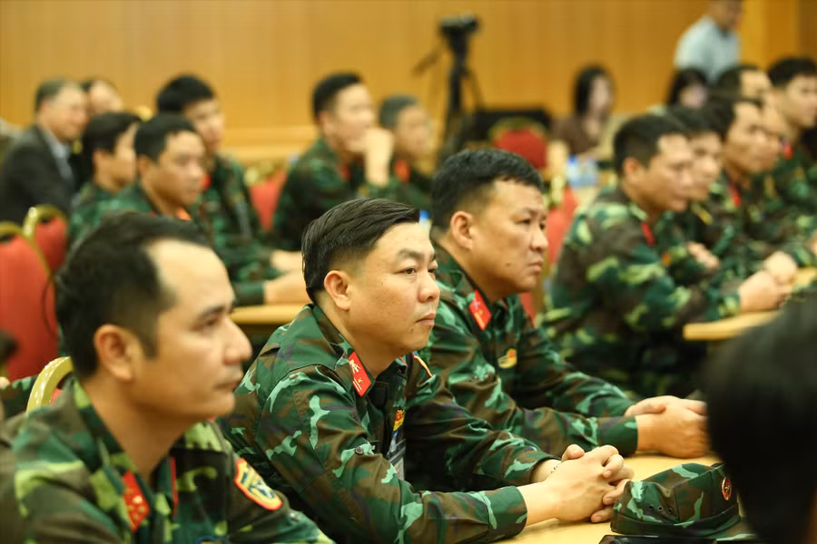Các đăng kiểm viên quân đội. Ảnh: Vĩnh Hoàng