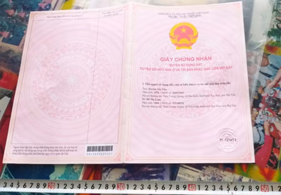 Tang vật sổ đỏ giả mạo bị thu giữ. Ảnh: CACC