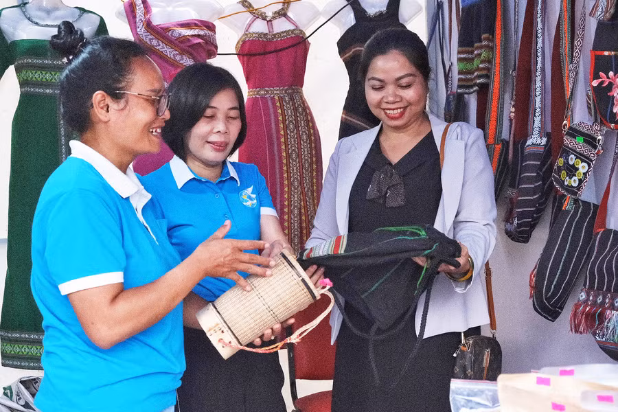 Bà Rơ Chăm H’Hồng (bìa phải)-Chủ tịch Hội LHPN tỉnh tham quan gian hàng khởi nghiệp dựa trên tài nguyên bản địa tại “Ngày hội phụ nữ khởi nghiệp sáng tạo” năm 2022. Ảnh: Minh Châu