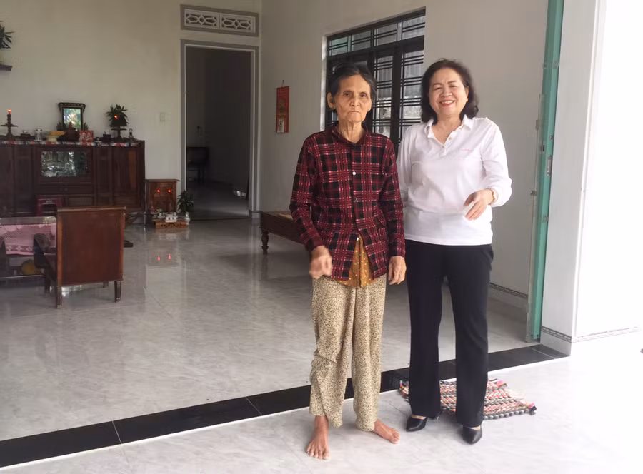 Bà Đinh Thị Cam (bìa trái) trong căn nhà được UBND phường Sông Bờ và người dân tổ dân phố 2 hỗ trợ xây dựng. Ảnh: Nguyễn Diệp