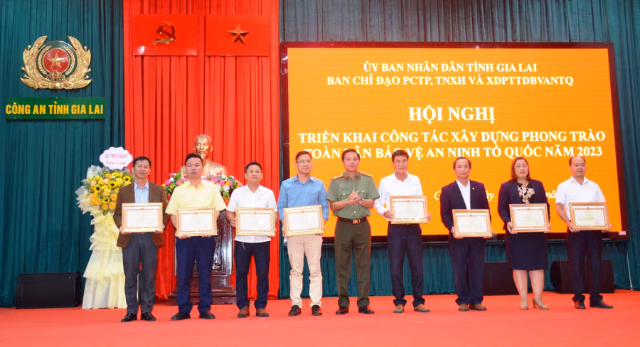 Trao bằng khen của Bộ trưởng Bộ Công an cho 8 tập thể có thành tích xuất sắc trong phong trào toàn dân bảo vệ an ninh Tổ quốc năm 2022. Ảnh: Vĩnh Hoàng