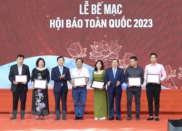 Phó Thủ tướng Trần Hồng Hà trao giải A cho đại diện các đơn vị. Ảnh: Nguyễn Thu Phương/TTXVN Phó Thủ tướng Trần Hồng Hà trao giải A cho đại diện các đơn vị. Ảnh: Nguyễn Thu Phương/TTXVN