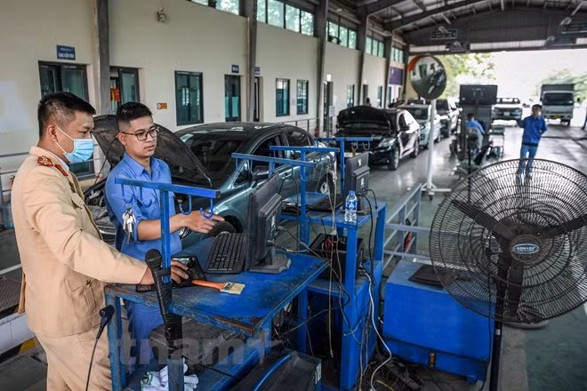 Lãnh đạo một số trung tâm đăng kiểm cho hay việc lực lượng Cảnh sát giao thông (CSGT-Bộ Công an) chi viện không chỉ bổ sung nhân lực giúp các dây chuyền kiểm định đảm bảo điều kiện về đăng kiểm viên để vận hành trở lại, mà còn giúp hoạt động đăng kiểm dần đi vào ổn định, từ đó, tăng năng suất phục vụ nhân dân. Ảnh: Hoài Nam/Vietnam+