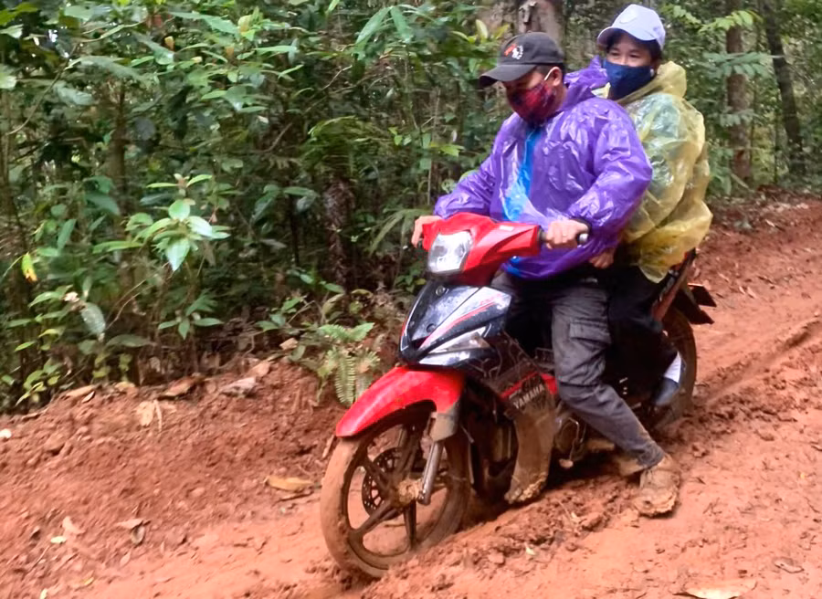 Đường vào thác 50 (huyện Kbang) còn hơn 3 km trơn trượt rất khó đi. Ảnh: Minh Nguyễn
